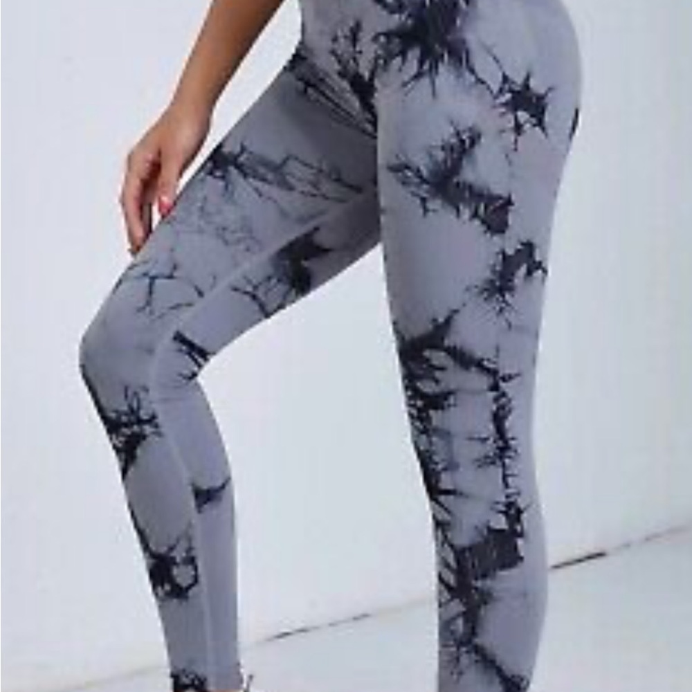 SHEIN Gray and Black Leggings with Tie-Dye Pattern and Stretchy Fit